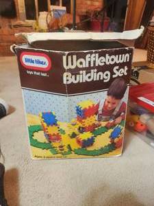 lot 343 image: Vintage Little tykes waffletown building set