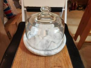lot 322 image: Covered graywhite marble cheese board
