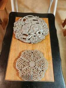 lot 324 image: Selection of trivets