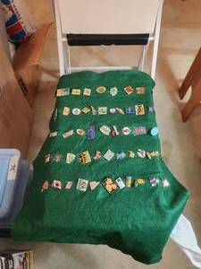 lot 319 image: Selection of collectable push pin backs