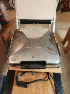 lot 325 image: Black Angus electric waffle maker
