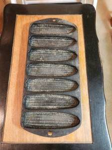 lot 330 image: Vintage 6 place cast iron cornbread pan