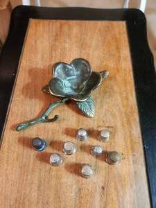 lot 329 image: Bronze rose and selection of thimbles