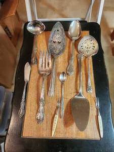 lot 334 image: Selection of Rogers - Wallace utensils