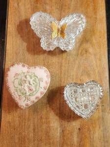 lot 335 image: Selection of porcelain and crystal trinket boxes