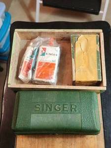 lot 342 image: Vintage Singer buttonholer sewing lot