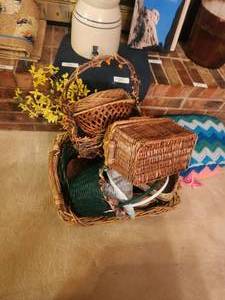 lot 374 image: Selection of baskets