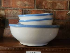 lot 367 image: Selection of 4 small and 1 large bowl - Savoir Vivre