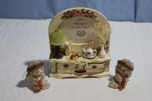 lot 15 image: Set of Dream cycles Best Friends with a Dresser Shaped Picture Frame