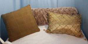 lot 53 image: Very Soft Decorative Throw Pillows