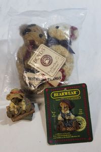 lot 71 image: Giftable Boyds Bears, SIP Best Friends, Unworn Bear Pin and Resign Figurine, Perfect for that Bear Collector
