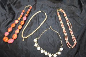 lot 98 image: Selection of Necklaces