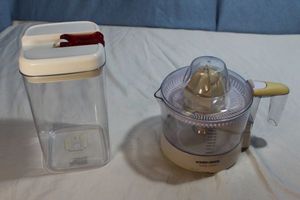 lot 311 image: Black and Decker Handy Juicer and Air Tight Storage Container