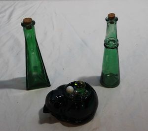 lot 116 image: Vintage Indiana Glass Co. Emerald Green Sleeping Cat and Two (2) Green Bottles