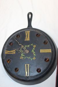 lot 123 image: Hand Painted 10 Cast Iron Skillet Clock