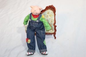 lot 143 image: A dollhouse Sized resign Made Chaise lounge and Vintage Down on The Farm Pig That is perfect for sitting on a shelf or window ledge overseeing everything