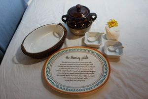 lot 166 image: Kitchen Dcor Items