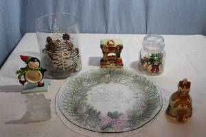 lot 215 image: Christmas Dcor Items