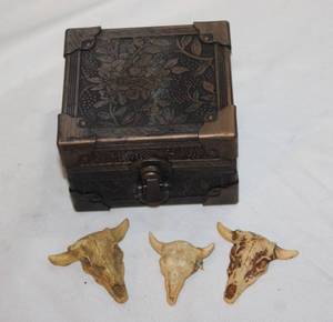 lot 227 image: Decroative Box and Mini Bull Heads
