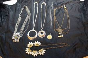 lot 230 image: Fashion Jewlery See Photos