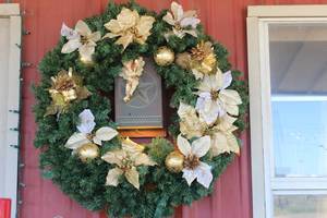 lot 252 image: Christmas Wreath Angel and Gold Accents Approx 2ft Across
