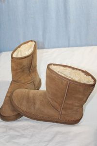 lot 321 image: Ugg Style Boots Size 8
