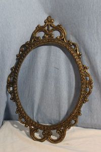 lot 333 image: Oval Frame Gold in Color
