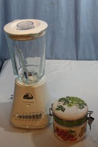 lot 382 image: Hamilton Wave Action 14 Speed Blender and Canister