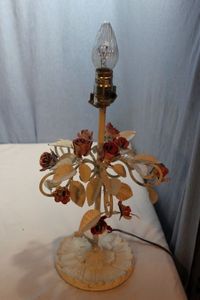 lot 383 image: Vintage Rose Lamp