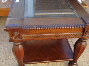 lot 7 image: Mantera end table size 262626--- Dark wood glass top piece