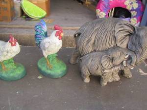 lot 66 image: Elephant figurine plus 2 roosters