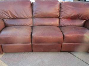 lot 17 image: Brown leather love seat matches number 10 in great condition very comfy