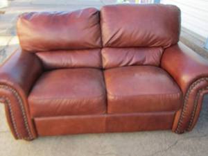 lot 10 image: Brown leather reclining  Couch in good condition very comfy