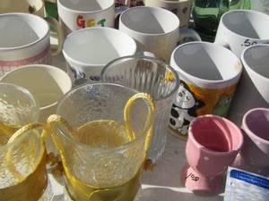 lot 94 image: Large lot of coffee cups, drinking cups, cups with yellow strap