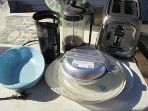 lot 97 image: Kitchen lot- toaster, coffee grinder qty 2, blue bowl and plate