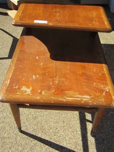 lot 100 image: Small 2 tier table