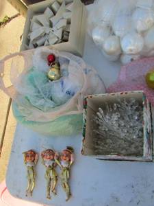 lot 119 image: Christmas lot- snow flakes- ornaments- plus