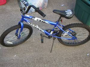 lot 30 image: Huffy rock it boys bike in good condition, just in time for holidays