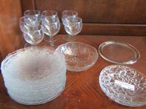 lot 121 image: Glass grapevine dcor plates qty 18-- wine glasses qty 7