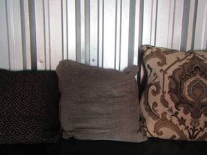 lot 41 image: throw pillows qty 3