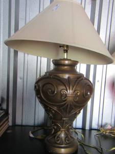 lot 36 image: Bronze ceramic table lamp with shade