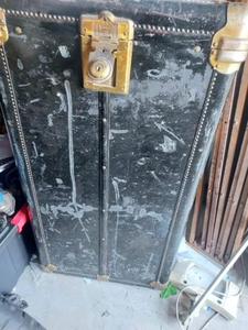 lot 2 image: H.L.R. Denver Vintage STEAMER TRUNK