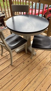 lot 20 image: ROUND DINING TABLE W 3 CHAIRS