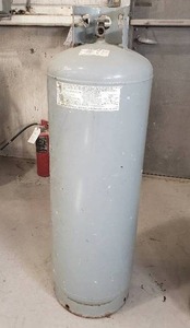 lot 14 image: Steel 100 lb DOT Vertical LP Cylinder Tank, Tanks are FULL