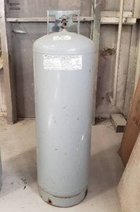 lot 15 image: Steel 100 lb DOT Vertical LP Cylinder Tank, Tanks are FULL