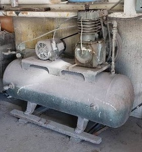 lot 25 image: 120 Gallon Air Comporessor w 5 HP Toshiba Motor, Runs Great