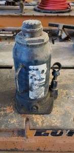 lot 104 image: 20 Ton Hydraulic Bottle Jack