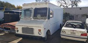 lot 115 image: 1989 Grumman Kurbmaster w Chevrolet 350 Motor & Chevrolet Chassis.  Has title. WOULD MAKE A GREAT BODY FOR A FOOD TRUCK