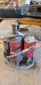 lot 171 image: 20 Ton AirHydraulic Bottle Jack