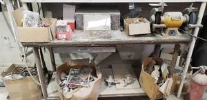 lot 184 image: Metal Rolling Work Table w Bench Grinder & Contents